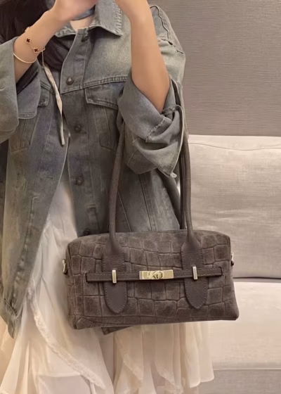 CROCO EMBOSSED SUEDE SHOULDER BAG — ΔΕΡΜΑΤΙΝΕΣ ΤΣΑΝΤΕΣ (1)